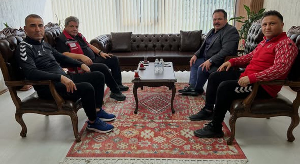 Türkiye İşitme Engelliler Spor Federasyonu Başkanı Dursun Gözel ve beraberindeki heyet, İl Müdürümüz Harun Tan’ı ziyaret etti.