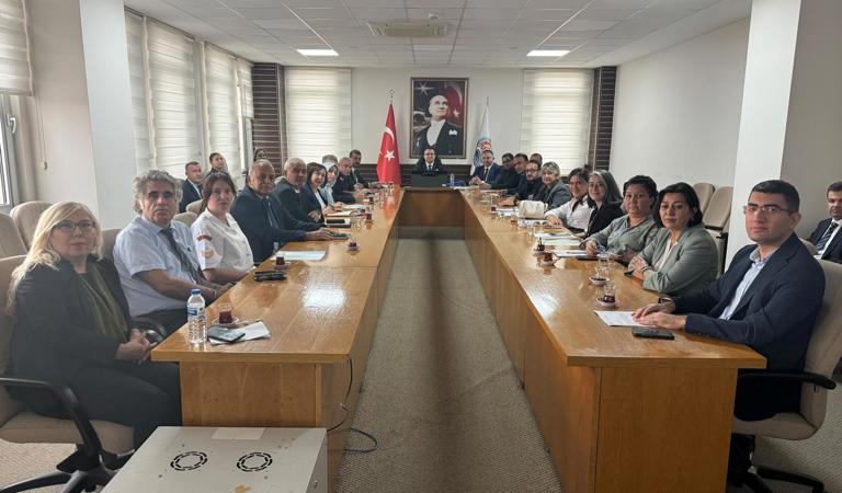  Güçlendirici Bakım Modeli Toplantısı  Vali Yardımcımız Sayın İrfan Demiröz başkanlığında, Aile ve Sosyal Hizmetler İl Müdürlüğümüzün koordinasyonunda; İl Müdürümüz Tolga Nacar, Paydaş kurum temsilcilerinin katılımıyla Güçlendirici Bakım Modeli 2026 yılı 4. İzleme ve Değerlendirme Toplantısı gerçekleştirildi.