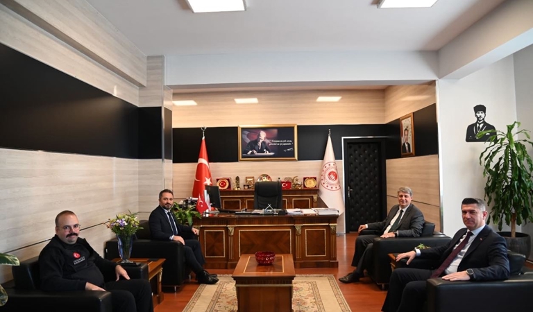 İl Müdürümüz Mahmut SELÇUK, Muğla İl Nüfus ve Vatandaşlık Müdürü Utku CANDAN ve Muğla İl Göç İdaresi Müdürü Hüseyin Kemal İLDAY ile birlikte Muğla Çevre, Şehircilik ve İklim Değişikliği İl Müdürü Yusuf SARIKAYA’yı ziyaret etti. 