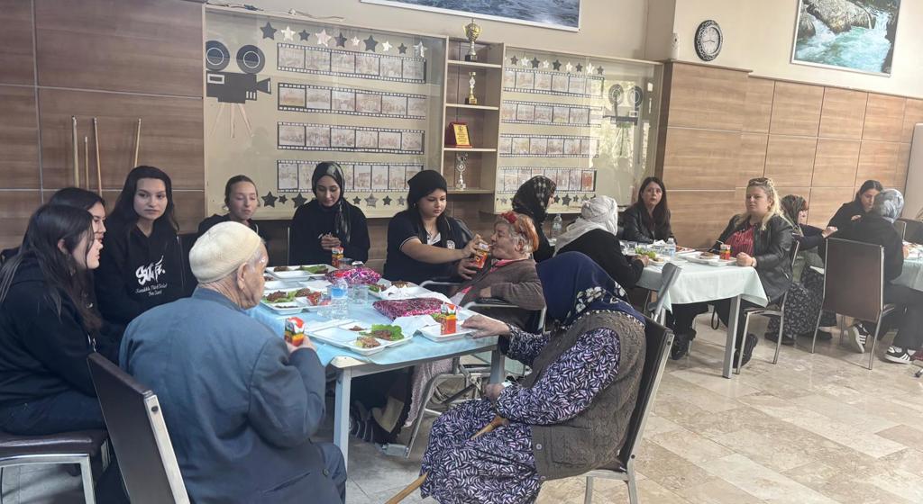 Sandıklı Türk Telekom Fen Lisesi Öğrencileri Sandıklı Hüseyin Develi Huzurevinde Misafir Edildi.