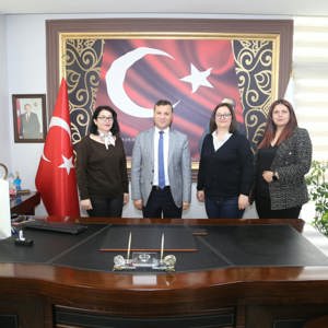 Memleket Haber Portalı Yazı İşleri Müdürü Aynur Bayrak, Editör Burcu Öztürk ve Muhabir Zeliha Karayel, İl Müdürümüz Sayın Abdurrahman Bilgiç’e hayırlı olsun ziyaretinde bulundular. - fotoğraf 2