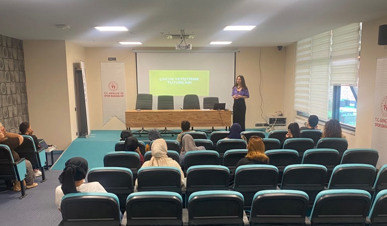 Mezitli Sosyal Hizmet Merkezi Müdürlüğünde görevli personelimiz tarafından Müdürlüğümüzden SED hizmeti alan ailelere yönelik Modüler Aile Eğitim Programı kapsamında Çocuk Yetiştirme Tutumları konusunda açık seminer gerçekleştirlmiştir. Gençlik ve Spor İl Müdürlüğüne bağlı Mezitli Engelsiz Gençlik Merkezinde gerçekleştirlen eğitimimizin ardından katılımcılara Merkezin hizmetleri tanıtılmıştır.
