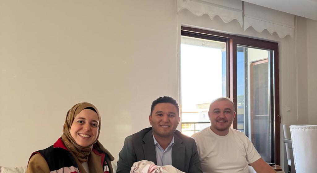 Silifke Sosyal Hizmet Merkezi Müdürümüz Uğur DUMAN ve birim personelimiz, kahraman gazimiz Oğuzhan PEMBE ve kıymetli ailesini ziyaret ederek dünyaya gelen evlatları İlay bebeğin sevincine ortak oldu.