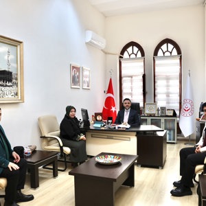 İl Müdürümüz Sn. Ömer Turan, Türkiye Engelliler Vakfı (TÜREV) Başkanı Sn. Zülfinaz ABEDAN’ı makamında ağırladı. - fotoğraf 1