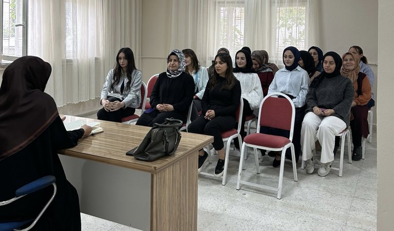 Müftülükte görevli Vaize Perihan Bayrak tarafından “Ailenin Korunması ve Güçlendirilmesi”, “Çevre Bilinci” ve “İsraf” konulu seminer