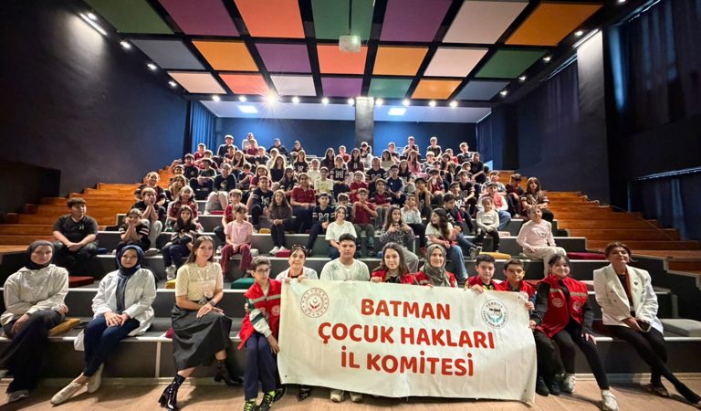 Çocuk Hakları İl Komitesi Öğrencimizden Akrandan Akrana Eğitim Sunumu