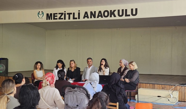 Mezitli Sosyal Hizmet Merkezi Müdürlüğünde görevli personelimiz tarafından Mezitli Anaokulu velilerine yönelik Okul ve Aile İşbirliği, Çocuk Yetiştirmede Güncel Konular, Anaokulu Yaş Grubunda Çocukların Özerkliğini Destekleme konularında eğitim gerçekleştirildi.
