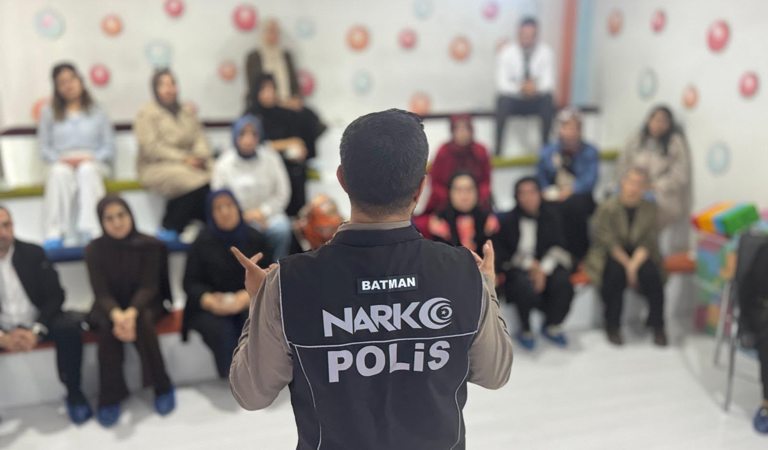 “En İyi Narkotik Polisi Anne” ve “Madde Kullanım Riski ve Madde Bağımlılığından Korunma” konularında eğitimler