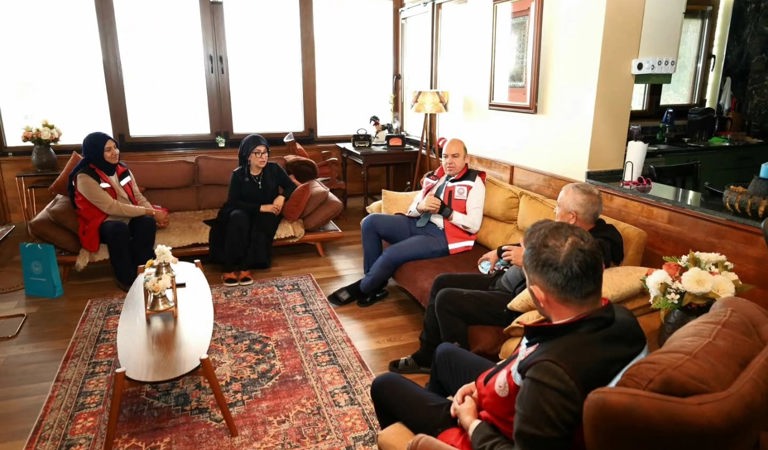 Koruyucu Aile Hizmet Modeli kapsamında kıymetli evladımızın bakım ve sorumluluğunu özveriyle üstlenen Fırat ailesini, İl Müdürümüz Sayın Abdulhalim Ünalan ikametlerinde ziyaret etti.