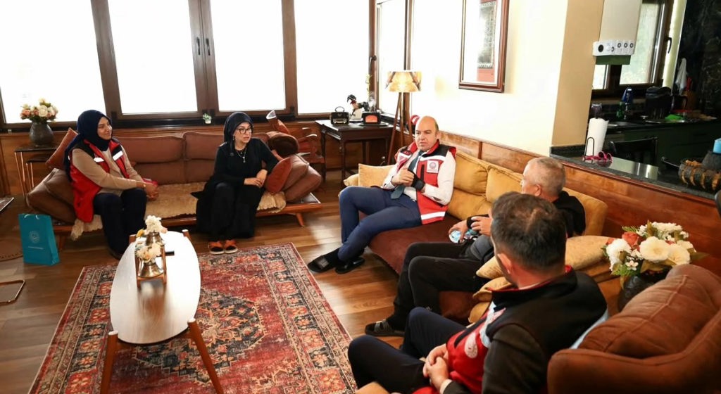 Koruyucu Aile Hizmet Modeli kapsamında kıymetli evladımızın bakım ve sorumluluğunu özveriyle üstlenen Fırat ailesini, İl Müdürümüz Sayın Abdulhalim Ünalan ikametlerinde ziyaret etti.