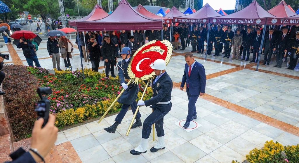 CUMHURİYETİMİZİN 103. YIL DÖNÜMÜ KUTLAMALARI ÇELENK SUNMA TÖRENİYLE BAŞLADI