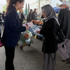  İl Müdürlüğümüze bağlı Burdur SOSYAL HİZMET MERKEZİ Müdürlüğümüz tarafından Merkez Salı Pazarı’nda vatandaşlarımızla bir araya gelinerek bilgilendirme faaliyeti gerçekleştirildi. - fotoğraf 3