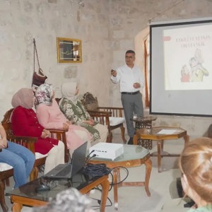 Artuklu SHM’den Olgunlaşma Enstitüsü Personeline “Etkili ve Yetkin Ebeveynlik” Eğitimi - fotoğraf 1