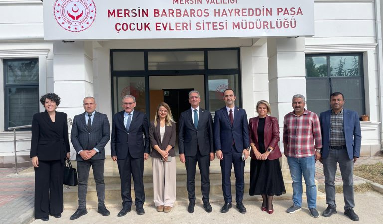 Çocuk Hizmetleri Genel Müdürümüz Sayın Hasan Basri Alagöz, Barbaros Hayreddin Paşa Çocuk Evleri Sitesi Müdürlüğümüzü ziyaret etti.  Çocuklarımız ve çalışma arkadaşlarımızla bir araya gelen Sayın Genel Müdürümüz, kuruluşumuzda yürütülen çalışmalar hakkında bilgi alarak sunulan hizmetlere ilişkin değerlendirmelerde bulundu.  Sayın Genel Müdürümüze ziyaretleri ve destekleri dolayısıyla teşekkür ediyoruz.