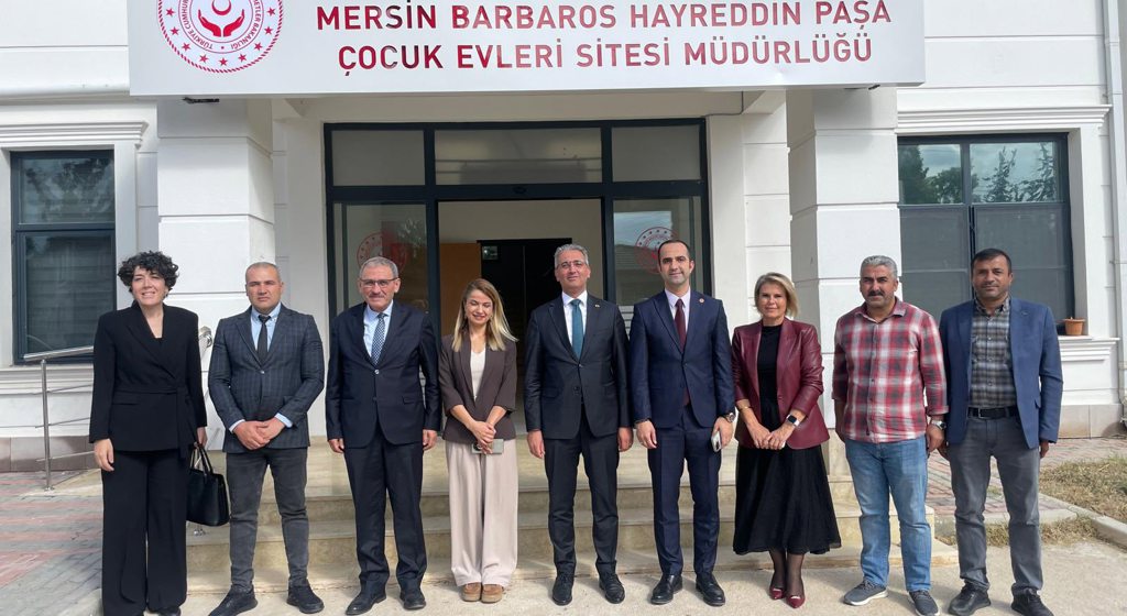 Çocuk Hizmetleri Genel Müdürümüz Sayın Hasan Basri Alagöz, Barbaros Hayreddin Paşa Çocuk Evleri Sitesi Müdürlüğümüzü ziyaret etti.  Çocuklarımız ve çalışma arkadaşlarımızla bir araya gelen Sayın Genel Müdürümüz, kuruluşumuzda yürütülen çalışmalar hakkında bilgi alarak sunulan hizmetlere ilişkin değerlendirmelerde bulundu.  Sayın Genel Müdürümüze ziyaretleri ve destekleri dolayısıyla teşekkür ediyoruz.