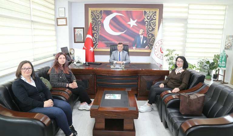 Memleket Haber Portalı Yazı İşleri Müdürü Aynur Bayrak, Editör Burcu Öztürk ve Muhabir Zeliha Karayel, İl Müdürümüz Sayın Abdurrahman Bilgiç’e hayırlı olsun ziyaretinde bulundular.