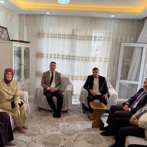 Valimiz Sayın Kemal Çeber’in Eşi Sayın Neslihan Çeber ve İl Müdürümüz Sayın Umut Zeybek’ten Şehit Öğretmenimiz Mehmet Gezer’in Ailesine Ziyaret - fotoğraf 1