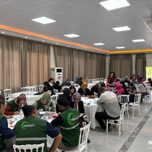 DESTEK BİZDEN, İLK ADIM SENDEN  Sosyal Hizmet Merkezimizden hizmet alan kadınlara yönelik, Yeşilay Kadirli İlçe Temsilciliği iş birliğinde Bağımlılıkla Mücadele Farkındalık ve Güçlendirme çalışması gerçekleştirilmiştir. - fotoğraf 4