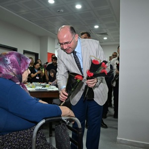Valimiz Sayın Mehmet Fatih Serdengeçti, 1 Ekim Dünya Yaşlılar Günü vesilesiyle Kadirli Huzurevimizi ziyaret ederek ömürlerini ailelerine, memleketlerine ve milletimize adamış kıymetli büyüklerimizle bir araya geldi. - fotoğraf 2