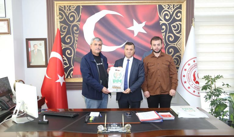 Kırşehir İnsan Hak ve Hürriyetleri ve İnsani Yardım Vakfı (İHH) Başkanı Sayın Abdurrahman Demirkaya ve beraberindeki yönetim kurulu üyeleri, İl Müdürlüğümüzü ziyaret ederek İl Müdürümüz Sayın Abdurrahman Bilgiç’e yeni görevinin hayırlı olması temennisinde bulundular.