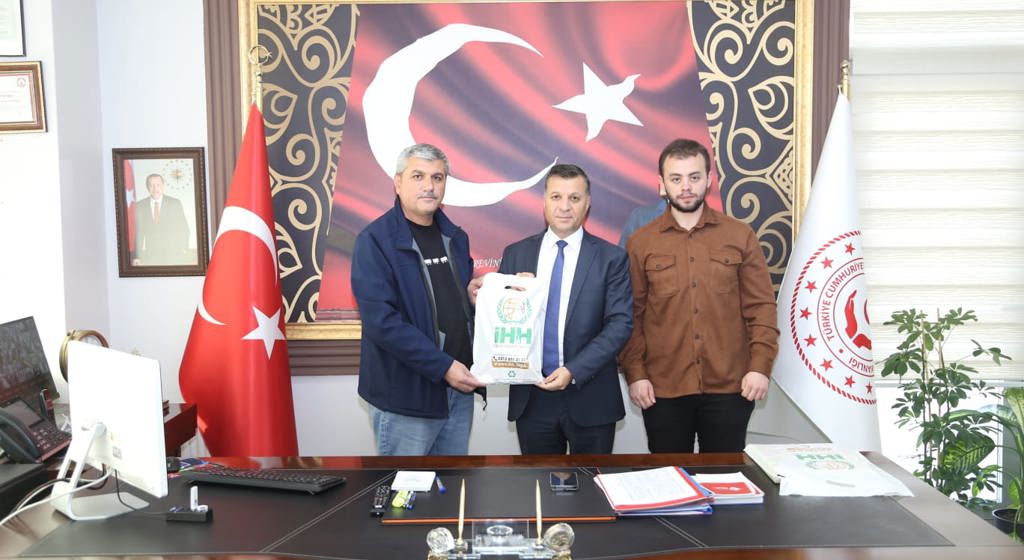 Kırşehir İnsan Hak ve Hürriyetleri ve İnsani Yardım Vakfı (İHH) Başkanı Sayın Abdurrahman Demirkaya ve beraberindeki yönetim kurulu üyeleri, İl Müdürlüğümüzü ziyaret ederek İl Müdürümüz Sayın Abdurrahman Bilgiç’e yeni görevinin hayırlı olması temennisinde bulundular.